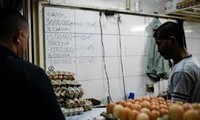 Nửa tháng lương không mua nổi hộp trứng ở Venezuela