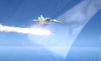 Tàu chiến nổ tung khi trúng tên lửa từ tiêm kích bom Su-34 Nga