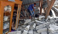 Giây phút động đất 7 độ rung chuyển nhà cửa ở Indonesia