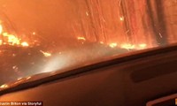 Thoát chết trong gang tấc khi lái xe băng qua biển lửa cháy rừng ở Mỹ