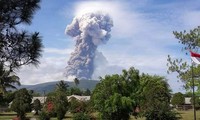 Núi lửa phun cao 4000m trên đảo Sulawesi vừa bị động đất và sóng thần