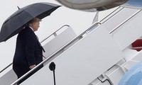 Tổng thống Trump lại bị chê &apos;tơi tả&apos; vì vứt ô trước cửa Không lực một