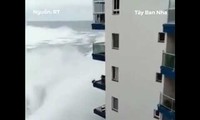 Sóng dữ phá hủy ban công chung cư sát biển