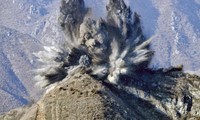 Xem Triều Tiên phá dỡ trạm gác, thuốc nổ nổ khắp khu phi quân sự