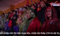Xúc động cảnh CĐV hát quốc ca trong mưa, co ro cổ vũ Việt Nam