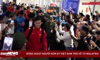 Biển người đội mưa lạnh đón đội tuyển Việt Nam trở về trong đêm