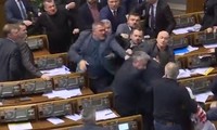 Nghị sĩ Ukraine lao vào đánh nhau khi đang họp Quốc hội