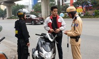 24 tổ công tác công an Hà Nội xử lý vi phạm không đội mũ bảo hiểm