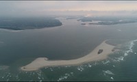 Cận cảnh đảo cát dài hơn 3 km xuất hiện ở cửa biển Hội An