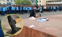 Học sinh Trung Quốc bị phạt tự lấy búa đập điện thoại vì xài trong lớp