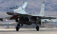 &apos;Hổ mang chúa&apos; Su-30MKI của Ấn Độ lần đầu tập xuất kích ở sân bay dân sự