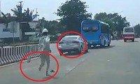 Nhân viên chạy bộ truy đuổi ô tô trốn vé trạm BOT ở Nghệ An
