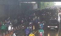 Hàng trăm người dừng trú mưa, hầm vượt sông Sài Gòn ách tắc