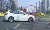 Clip: Người đi xe đạp vượt đèn đỏ, bị ô tô BMW tông bay người