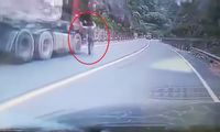 Tài xế Trung Quốc đu người cứu xe tải trôi tự do