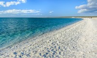Bãi biển trắng tinh nhưng không có cát ở Australia