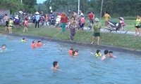 &apos;Biến&apos; kênh thuỷ lợi thành bể bơi cho trẻ ở Nghệ An