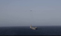 Máy bay B-52 tập trận trên tàu sân bay USS Abraham Lincoln tại vùng biển Ả rập