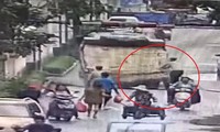 Hố tử thần đột ngột xuất hiện &apos;nuốt chửng&apos; xe tải ở Trung Quốc