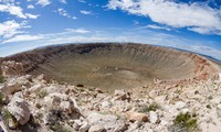 Hố thiên thạch rộng gần 1.600 m trên sa mạc Mỹ