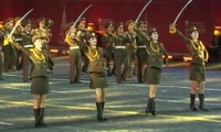 Nữ binh sĩ Triều Tiên múa kiếm trên Quảng trường Đỏ