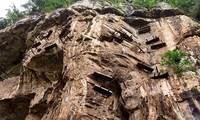 Bí ẩn quan tài 2.000 năm lơ lửng bên vách đá