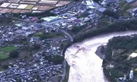 Siêu bão Hagibis làm nước sông dâng cao, gây sập cầu ở Nhật 