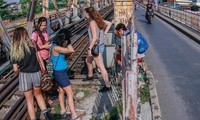 Du khách trèo vào đường tàu cầu Long Biên chụp ảnh