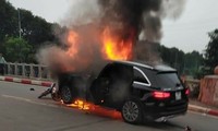 Mercedes cháy rực sau cú đâm liên hoàn