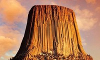 Chiêm ngưỡng Tháp Quỷ cao 300 m, tồn tại suốt 50 triệu năm ở Mỹ