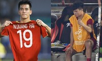Tiến Linh cầm áo đấu của Quang Hải sau khi ghi bàn
