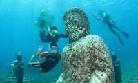 Tượng Phật phủ rong rêu nằm sâu ở đáy biển Bali