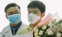Bệnh nhân người Trung Quốc nhiễm virus corona xúc động cảm ơn bác sĩ