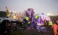 Máy bay chở gần 200 người vỡ làm ba khi hạ cánh