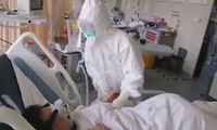 Nhân viên y tế tại Hồ Bắc cổ vũ tinh thần bệnh nhân nhiễm virus corona