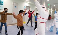 Y tá Vũ Hán trở thành giáo viên dạy nhảy cho bệnh nhi Covid-19