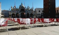 Venice biến thành &apos;thị trấn ma&apos; giữa bùng phát dịch Covid-19