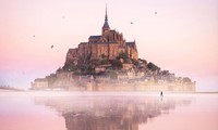Lâu đài cổ kính nổi giữa mặt nước ở Pháp