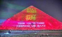 Kim tự tháp Ai Cập, tháp Eiffel rực sáng thông điệp chống dịch