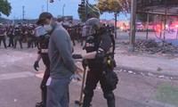 Phóng viên da màu của CNN bị cảnh sát bắt khi đang ghi hình biểu tình