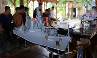 Sinh viên chế tạo mô hình tàu quân sự