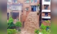 Bùn lầy chảy từ cửa sổ nhà dân như thác nước tại Trung Quốc