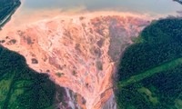 Dòng sông chuyển màu hồng khi chảy qua mỏ đồng cũ