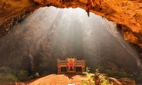 Kỳ bí Đền vàng trong hang sâu của vua Thái Lan