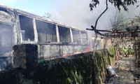 6 ô tô cháy rụi khi lửa bùng lên tại bãi giữ xe tự phát