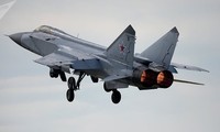 &apos;Chim sắt&apos; MiG-31 Nga vỡ lốp, hạ cánh tóe lửa trên đường băng