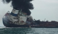 Con tàu đang bốc cháy dữ dội. (Ảnh: SCMP)
