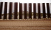 Hàng rào biên giới với Mexico ở thị trấn Columbus. (Ảnh: NYT)