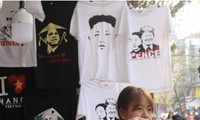 Các loại áo in hình Tổng thống Mỹ Donald Trump và Chủ tịch Triều Tiên Kim Jong-un tại cửa hàng. (Ảnh: DPA)