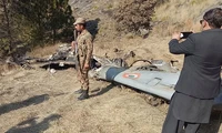 Một lính Pakistan đang đứng gác cạnh xác chiếc máy bay Ấn Độ bị bắn hạ tuần trước. (Ảnh: Getty Images)